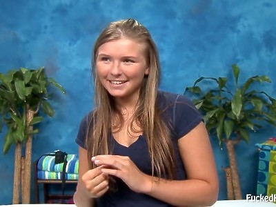 młoda latynoska tańczy i rozbiera się