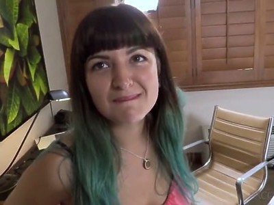 ruda nastolatka ociera się o seksowną blondi