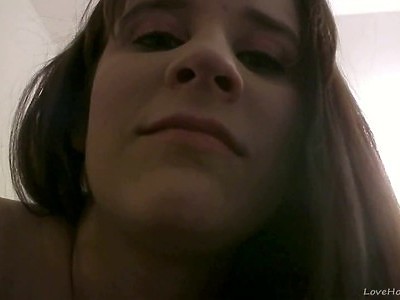 nastolatka siedzi na taborecie a on rucha ją od tyłu