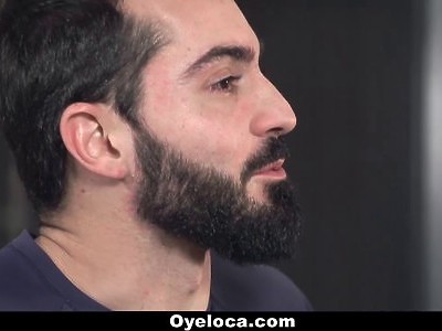 nastolatka sika mlekiem z cycków