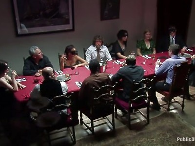 młoda tajka fajnie szarpie penisa