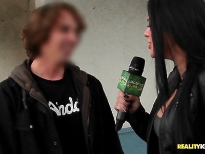 dwie nastolatki dobierają się do mamusi