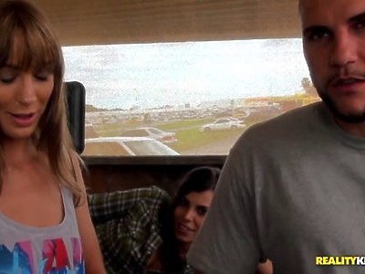 nastolatka kogoś szuka