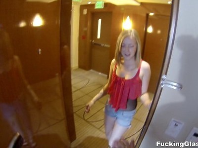 nastolatka zabawia swoją szparkę