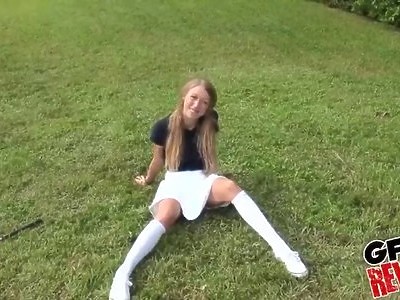 silikonowa siostra ruchana w salonie