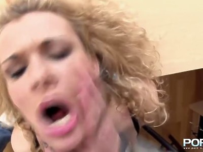 wielkie piersi i tatuaż nastolatki w taksówce