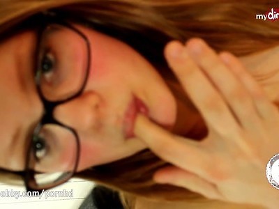 dziewiętnastolatka ssie fiuta w hotelowym pokoju