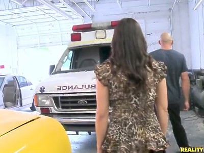 młoda brunetka jest dymana na skórzanej kanapie