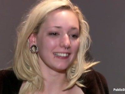 nastolatka w ciemnych okularach bzyka się jak dzika