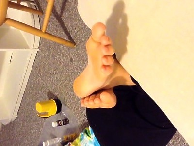 nastolatka w bikini klęczy i ciągnie fiuta