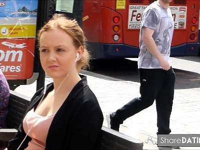 nastolatki zlizują bitą śmietanę z jego fiuta