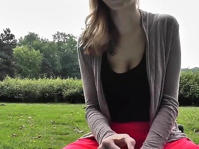 młoda pieści swą różową pipkę