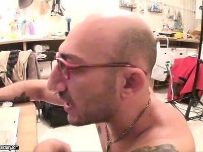 rucha nastolatkę przy obecności starszej