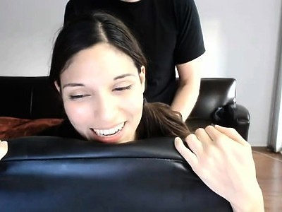 nastolatka masturbuje się szczotką