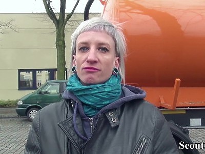 dziewica liże jąderka