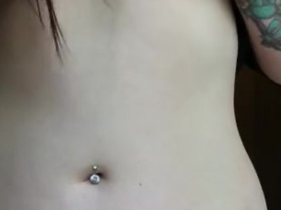 młoda latina bawi się cipką