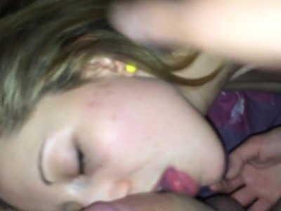 niegrzeczna nastolatka fajnie ciągnie fiuta