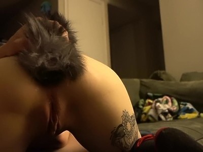 analna nastolatka z luźnymi cycami klęczy i ssie