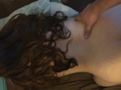 młoda laska z tatuażem podskakuje na fiucie swojego chłopaka