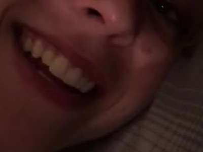 młoda gwiazdka porno ujeżdża kutasa