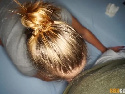 ruda uczennica jest pchana na łyżeczkę