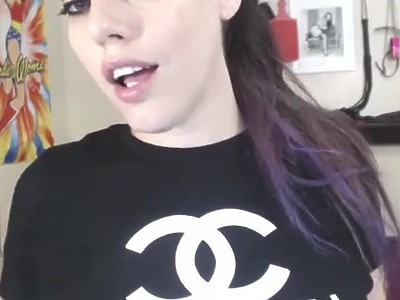 uczennica rozbiera się w szkole