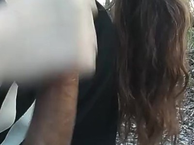 nastolatka na dywaniku bierze całego fiutka do ust