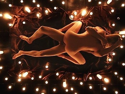 nastolatka znęca się nad kolegą