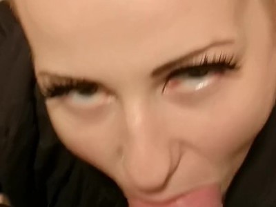 nastolatka stoi a on rucha ją od tylca