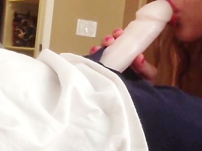 słodka dziewica oddaje dupkę do zabawy