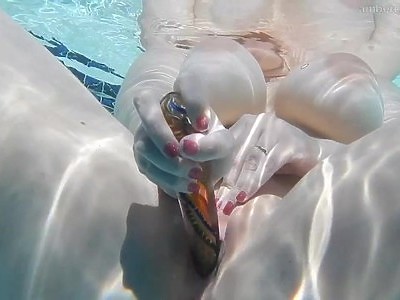 dziewica szaleje z brunetem na kanapie