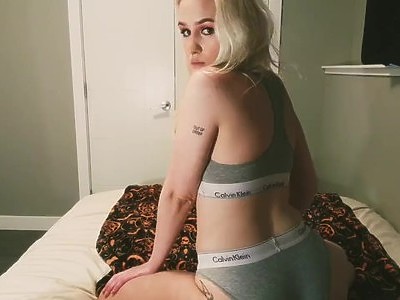 młode ślicznotki pieszczą się na łóżeczku