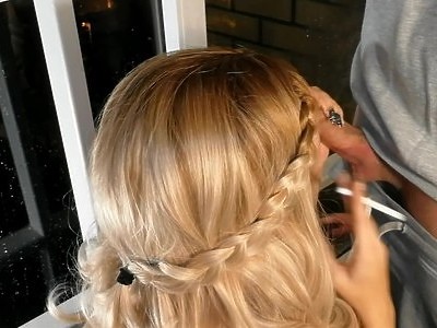 blond nastolatka w pościeli