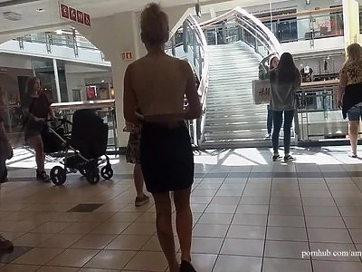 młody ogier ze swoja laską