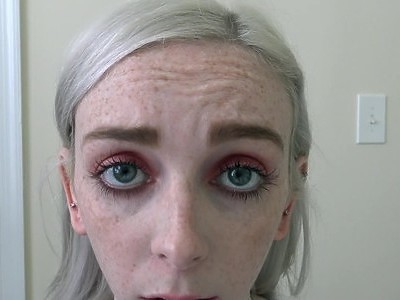 młoda brunetka z rozepchaną analną dziurką