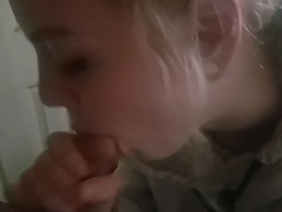 nastolatka w skórzanej spódniczce lubi seks na stojaka