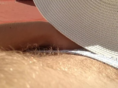 dziewica zabawia swoją ciasną dziurkę