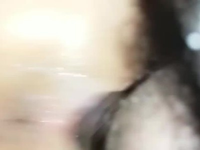 krągłą nastolatka ze wspaniałym i podskakującym biustem