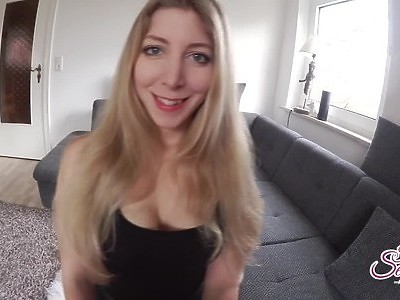 młoda brunetka w ostrym numerku