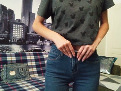 dziewica zdejmuje czarne majtki przed kamerką