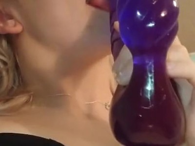 nastolatka zabawia się ciasną szparką