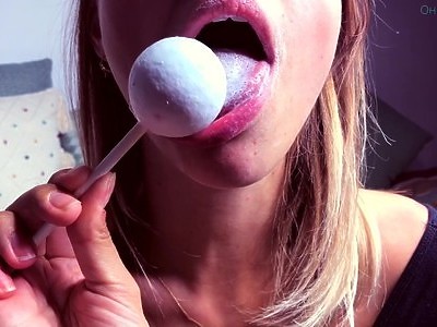 nastolatka w białym bikini ma naoliwione dupsko