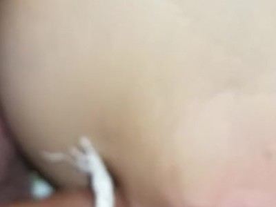 nastolatka bawi się swym wytatuowanym biustem