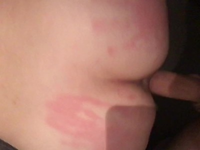 ciemnowłosa nastolatka w parku puszcza bańki