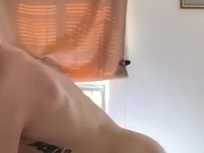 amatorka masuje dłonią jego wielką pałę