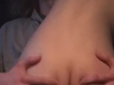 nastolatka zabawia się gumową zabawką