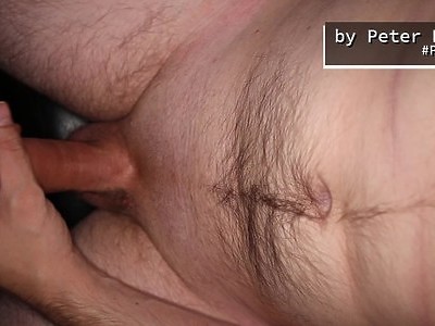 nocą na plaży kręci pijane nastolatki pokazujące tylko cycuszki