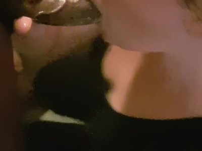 młoda okularnica lubi dawać swojemu przyjacielowi na pieska