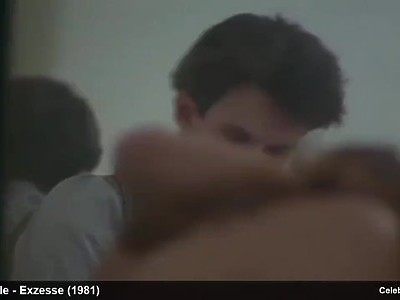 rozbiera młodą w kuchni