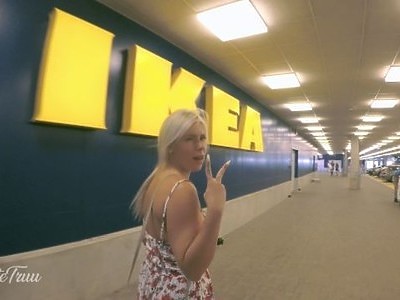 fajna uczennica z paluszkiem we waginie